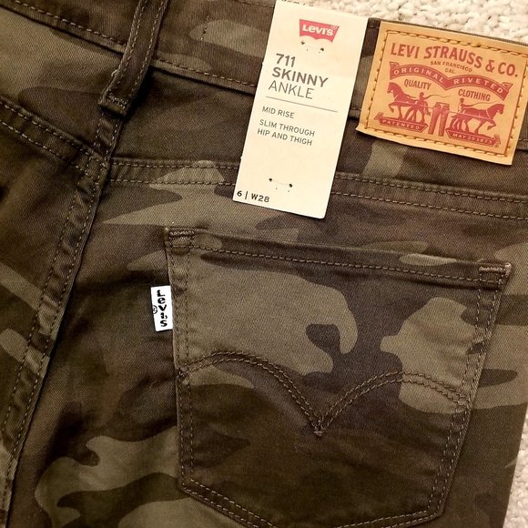 Women's Levi Jean's - Picture 6 of 6